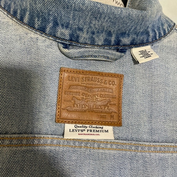 Levi’s Classic Eco-Friendly Waterless Trucker Jean Jacket – Light Wash SZ Medium - Picture 5 of 7